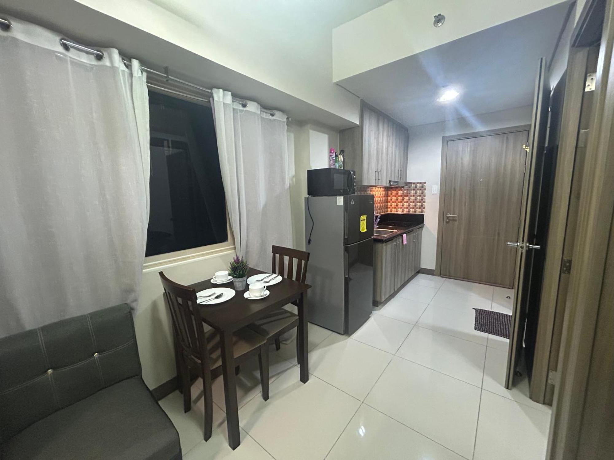 2Br Coast Residences Манила Екстериор снимка